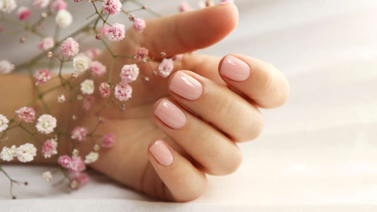 Secretos para lucir un maquillaje perfecto en uñas cortas