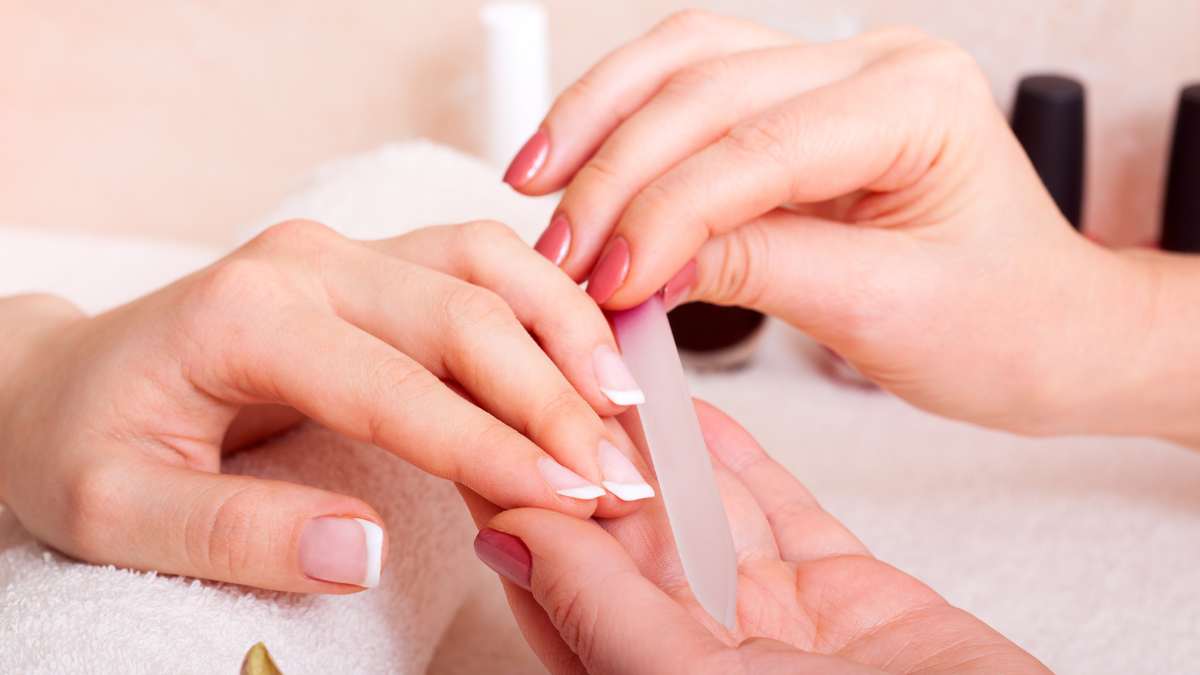 La belleza de las uñas: Descubre el encanto de la manicura tradicional.