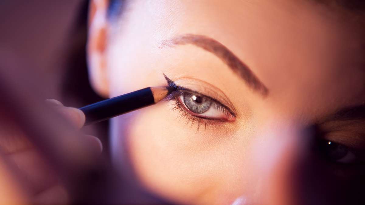 Descubre cómo lograr un maquillaje sencillo con delineado perfecto