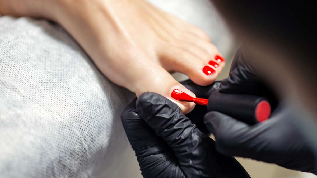 Descubre la Elegancia en cada Paso con Nuestra Pedicura Exclusiva